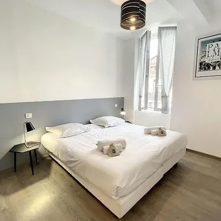 Brand New 2 Bedroom Gambetta Fully Renovated 2021- 5 Mns Palais By Olam Apartment *