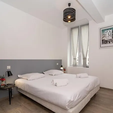 Brand New 2 Bedroom Gambetta Fully Renovated 2021- 5 Mns Palais By Olam Apartment